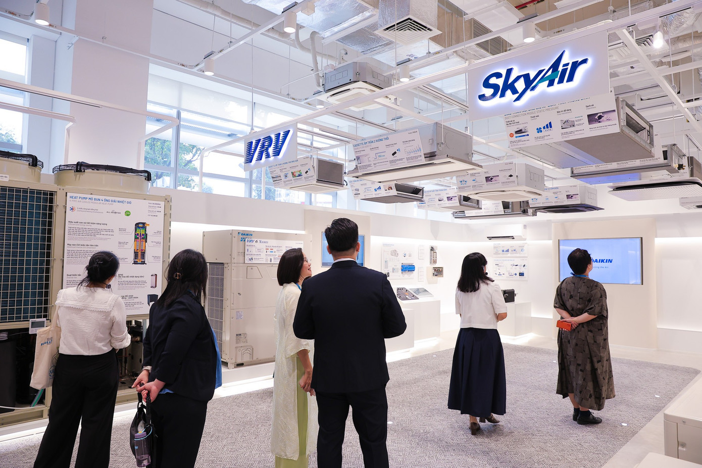 khach-moi-tham-quan-toa-nha-daikin-air-tower.jpg