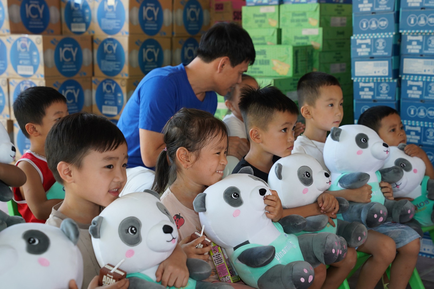 Nỗi sợ những ngày lũ dâng chưa tan, nhưng nụ cười đã hé lại khi các em được các cô chú Vinamilk đến tặng sữa, tặng quà. Ảnh: Tịnh Không anh-05a.jpg