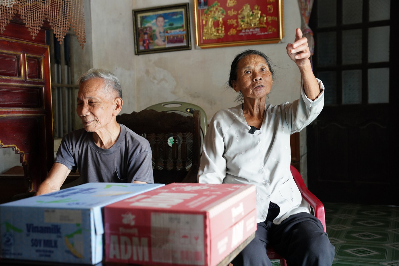 Ở Ninh Bình, bà Nguyễn Thị Lợi chỉ tay lên mái nhà vừa được lợp lại, nói: “Hôm đó gió lốc cuốn bay mái nhà, nước ào vào, cả nhà chỉ kịp chạy sang hàng xóm.” Ảnh: Tịnh Không anh-09.jpg