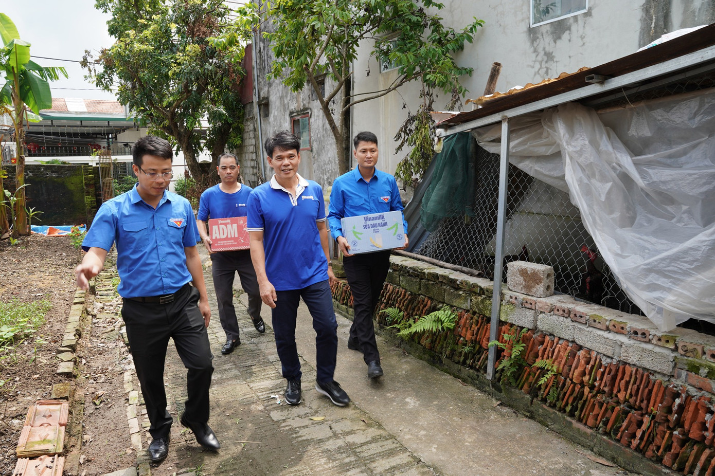 Đoàn Vinamilk gửi tặng những sản phẩm dinh dưỡng cho người dân tỉnh Ninh Bình, ghé thăm những gia đình chịu ảnh hưởng nặng nề sau bão lũ. Ảnh: Tịnh Không anh-08a.jpg