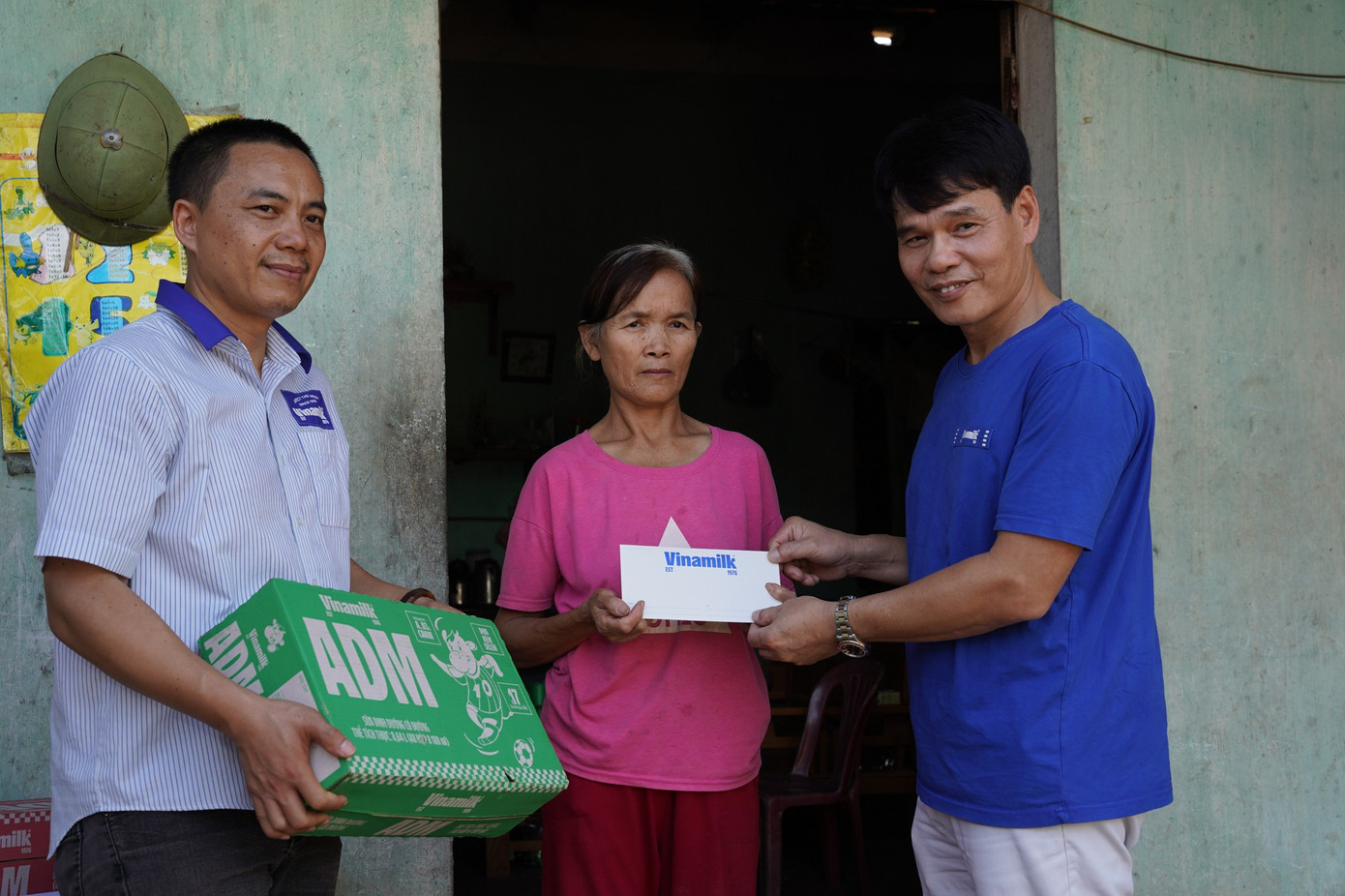 Đại diện Vinamilk – Ông Phạm Tuyên, Giám đốc chi nhánh Hà Nội trao quà động viên hộ dân khó khăn tại xã Vân Nham, Lạng Sơn. Ảnh: Tịnh Không anh-06a.jpg