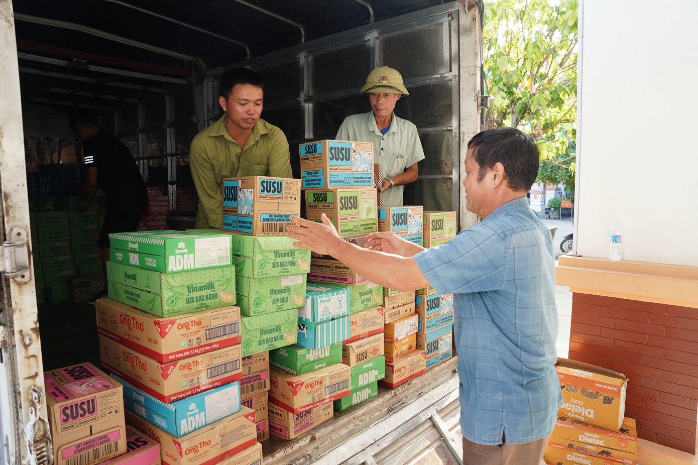 Hàng trăm nghìn sản phẩm dinh dưỡng Vinamilk được vận chuyển đến nơi, trao tặng bà con hậu thiên tai. Ảnh: Tịnh Không anh-02a.jpg