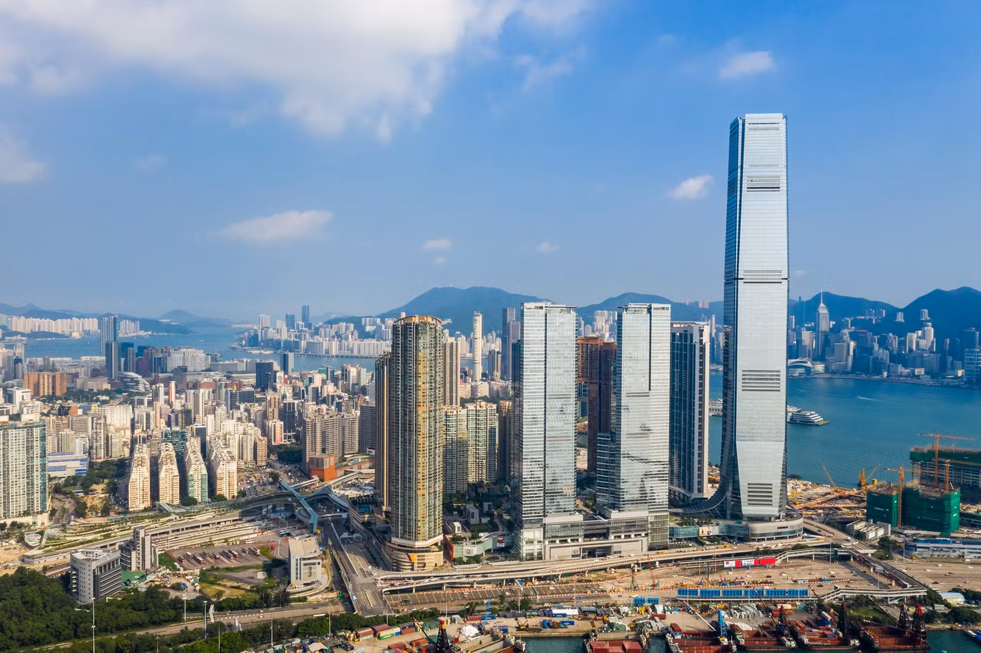 anh-2-toa-nha-phuc-hop-icc-tai-ga-kowloon-hongkong-noi-tieng-la-nen-tang-cho-mo-hinh-tich-hop.jpg