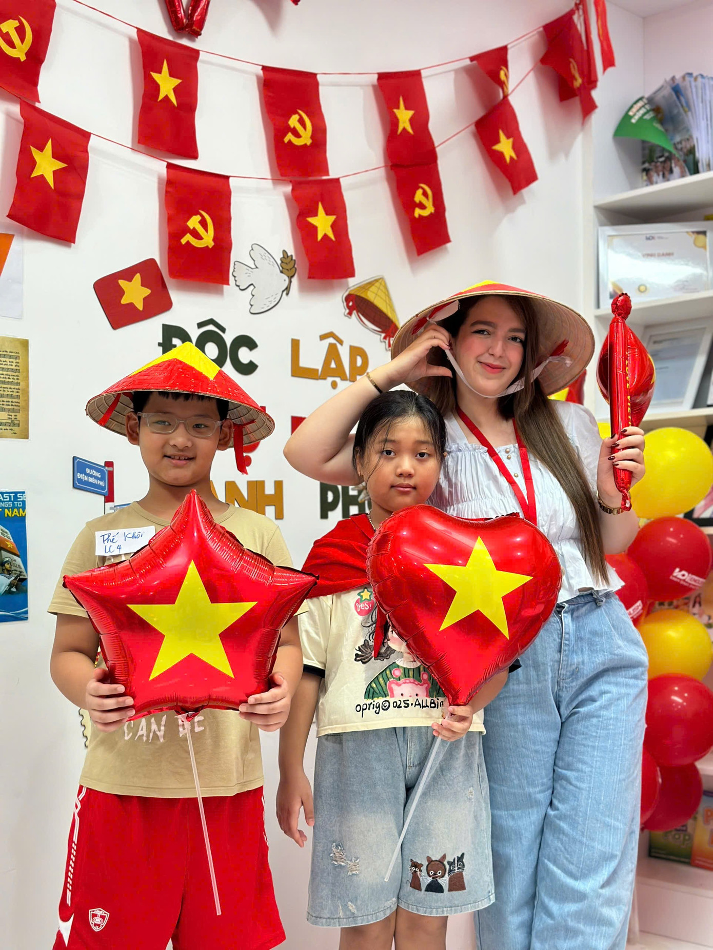 L’amour pour le peuple et le pays du Vietnam, en particulier pour la noble mission éducative, est la force motrice qui motive les enseignants étrangers à choisir le Vietnam comme deuxième patrie. anh-giao-vien-va-hoc-sinh-hdi-english.jpg