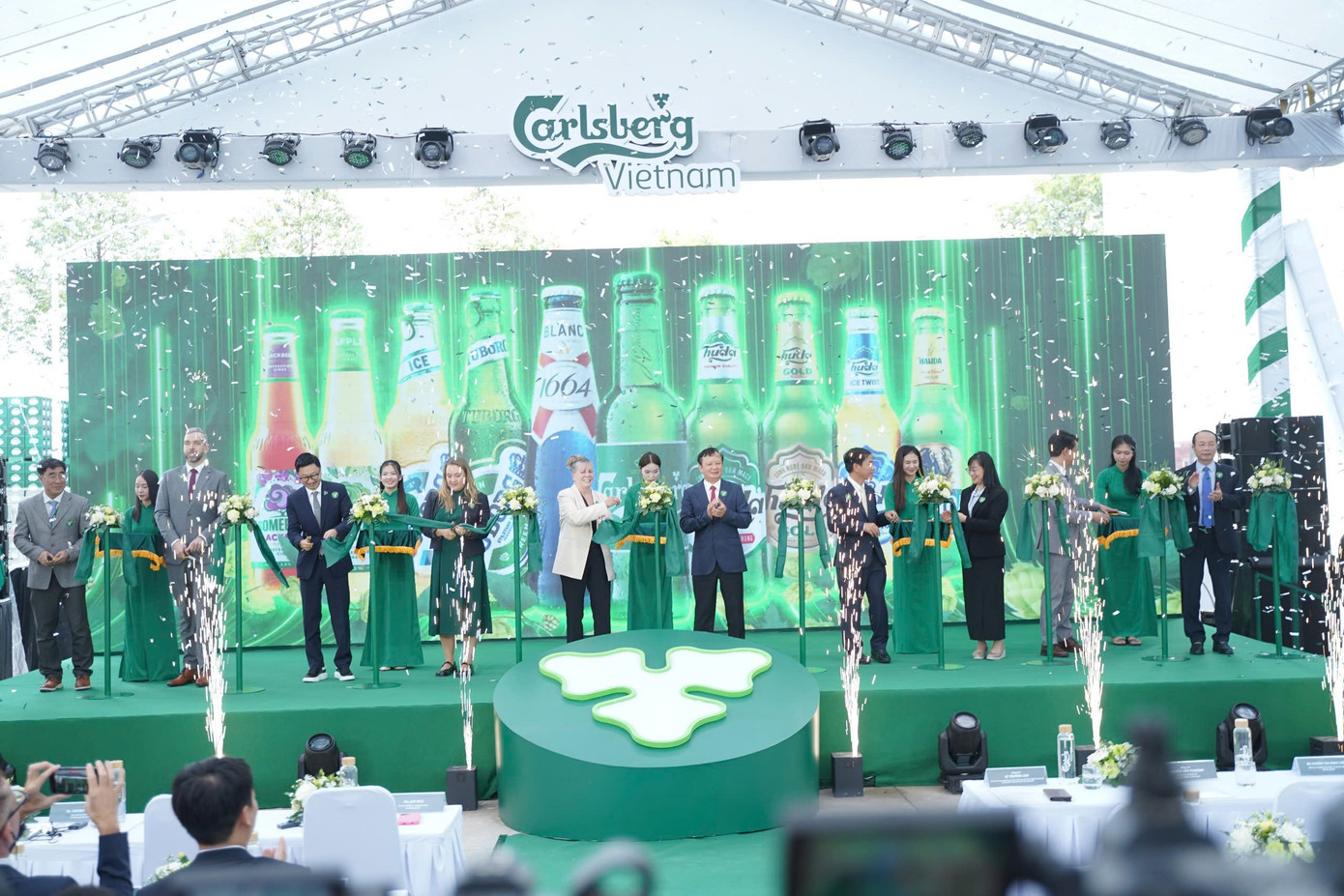 ban-lanh-dao-cap-cao-cua-tap-doan-carlsberg-cung-cac-vi-khach-quy-cung-cat-bang-khanh-thanh-nha-may-bia-phu-bai-mo-rong.jpg