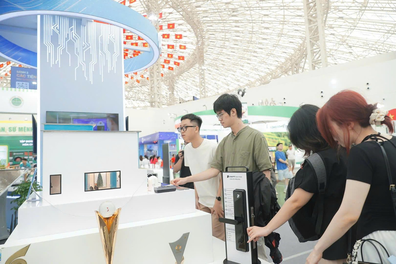 khach-tham-quan-trai-nghiem-nha-thong-minh-tai-khong-gian-trung-bay-cua-vnpt-anh-minh-quyet.jpg