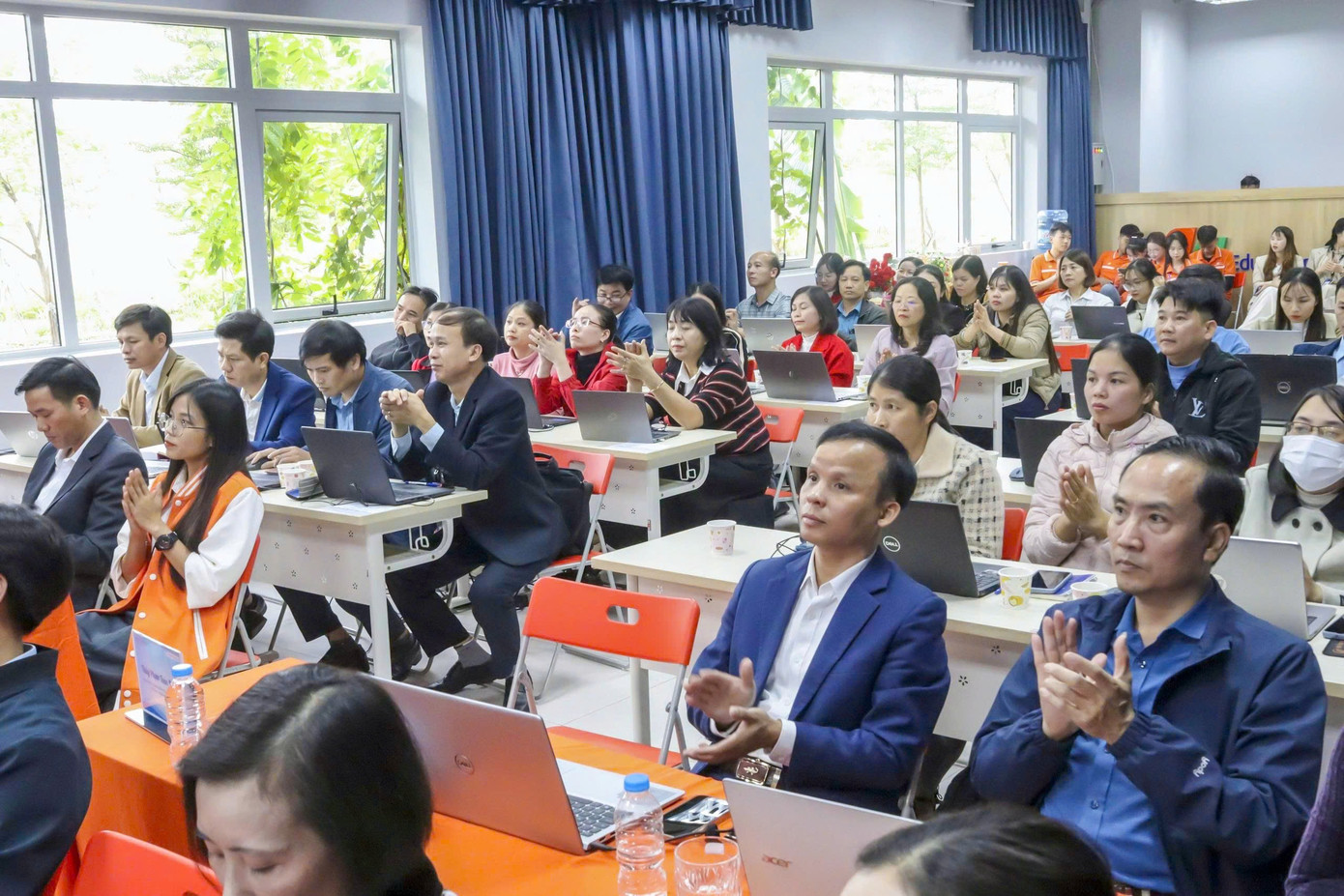 تربیتی کانفرنس میں 20 سے زائد مندوبین نے شرکت کی جن میں سیکنڈری اسکولوں کے پرنسپلز، وائس پرنسپلز اور آئی ٹی اساتذہ شامل تھے۔ anh-2-313.jpg