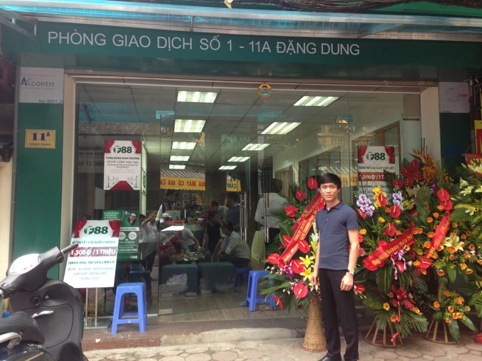 cua-hang-dau-tien-11a-dang-dung.jpg