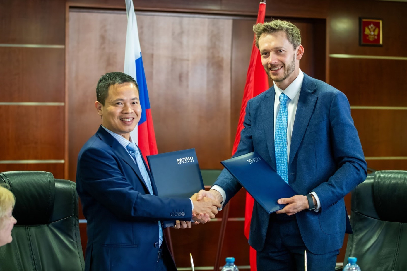 PGS.TS. Nguyễn Ngọc Vũ – Phó Hiệu trưởng HUFLIT và ông Andrey Baykov – Phó Hiệu trưởng MGIMO University ký kết biên bản ghi nhớ, thiết lập quan hệ đối tác nhằm thúc đẩy liên kết học thuật quốc tế giữa hai trường. image004.jpg