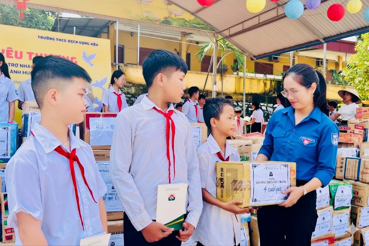 Cô giáo Nguyễn Diễm My - Bí thư Đoàn Trường THCS Dịch Vọng Hậu tặng quà cho các em học sinh image007-6280.jpg