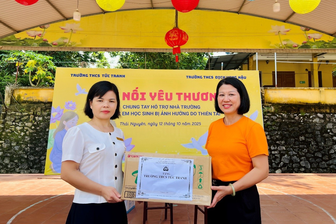 Nhà giáo Nguyễn Thị Loan, Bí thư Đảng ủy - Hiệu trưởng Trường THCS Dịch Vọng Hậu, trao quà tại Trường THCS Tức Tranh image005-1033.jpg