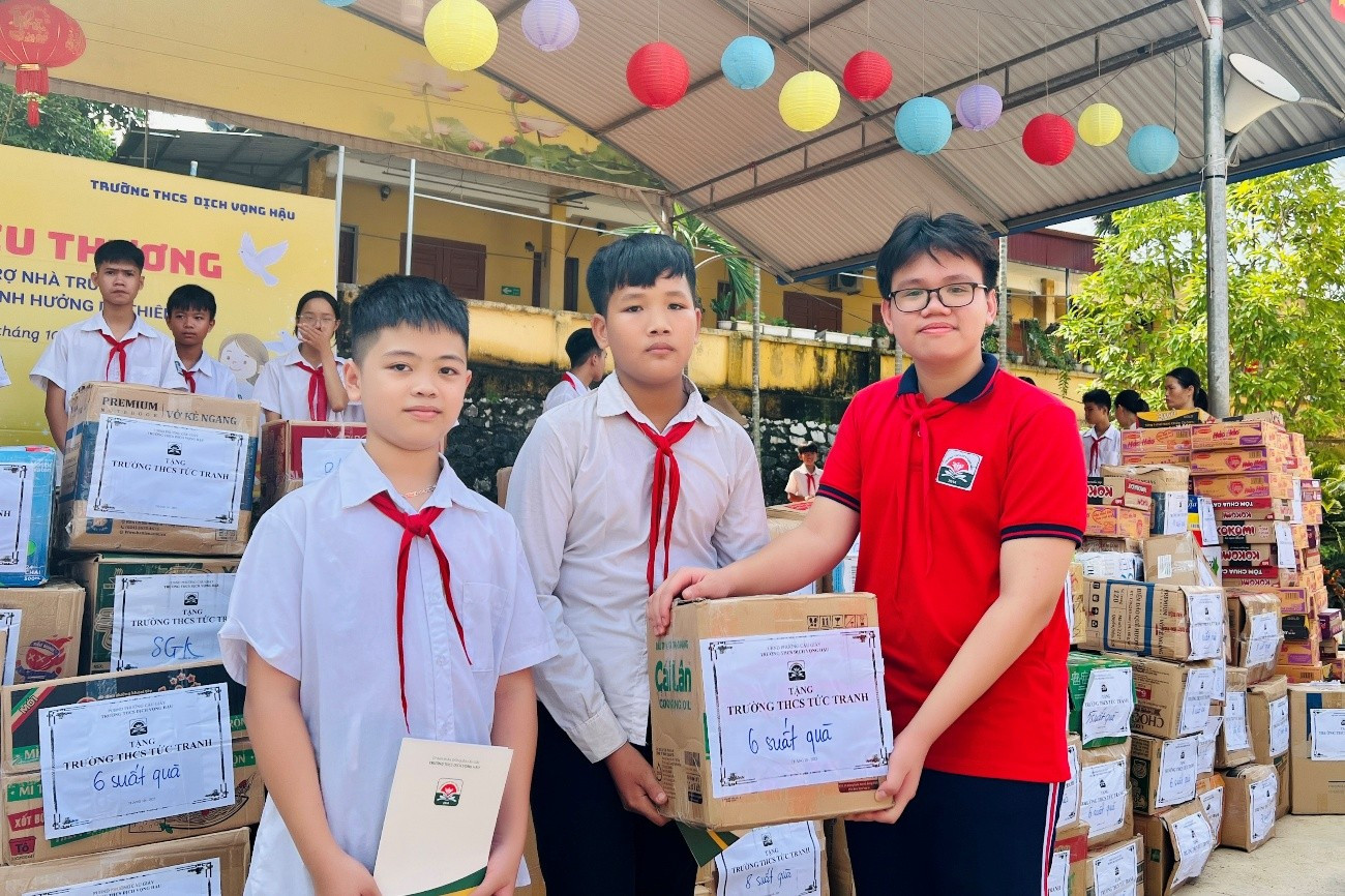 Em Hà Quang Hùng Anh đại diện cho các bạn học sinh của Nhà trường trao quà image009.jpg