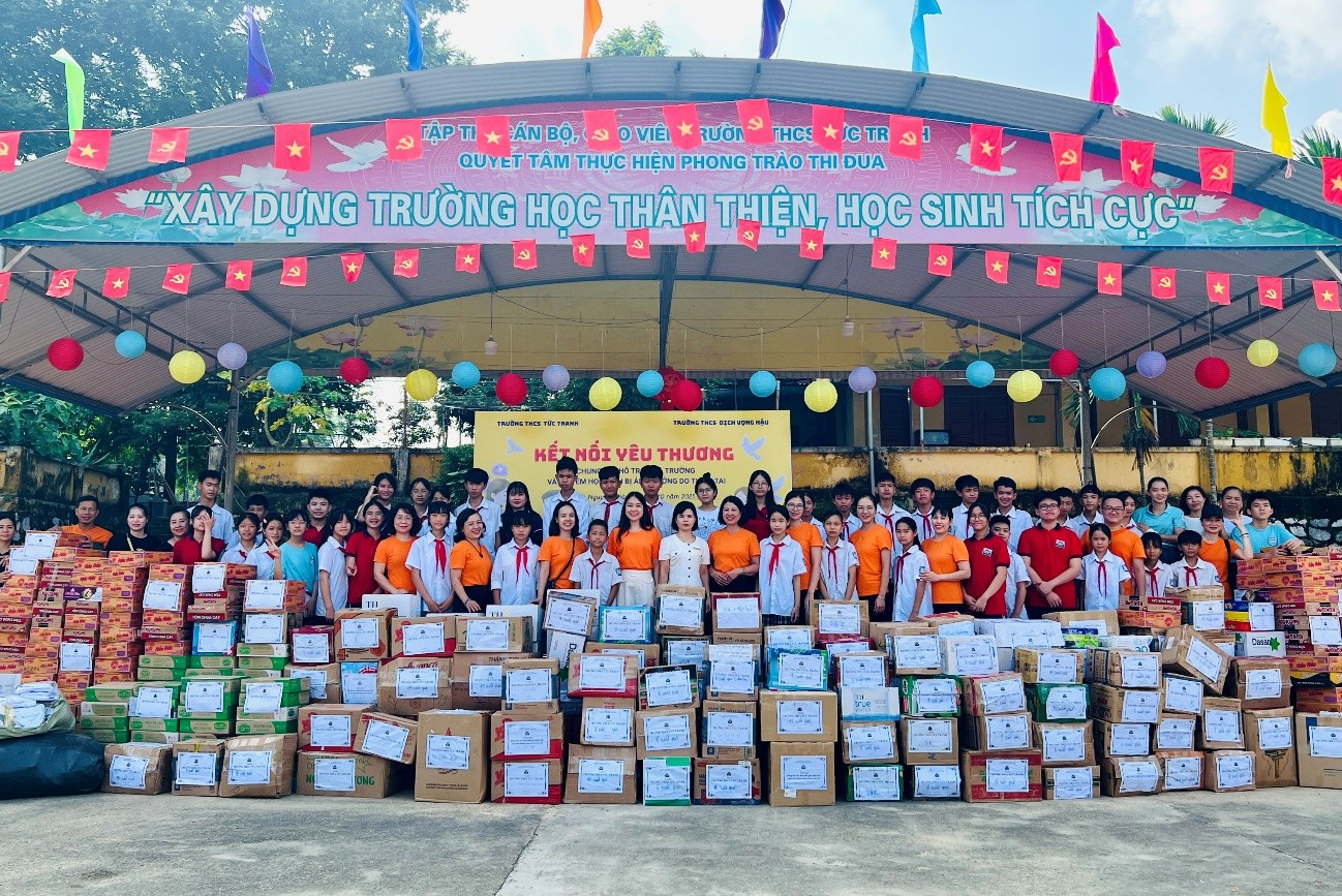 Nhà trường đã trao nhiều món quà ý nghĩa cho Trường THCS Tức Tranh, Thái Nguyên image003-2814.jpg