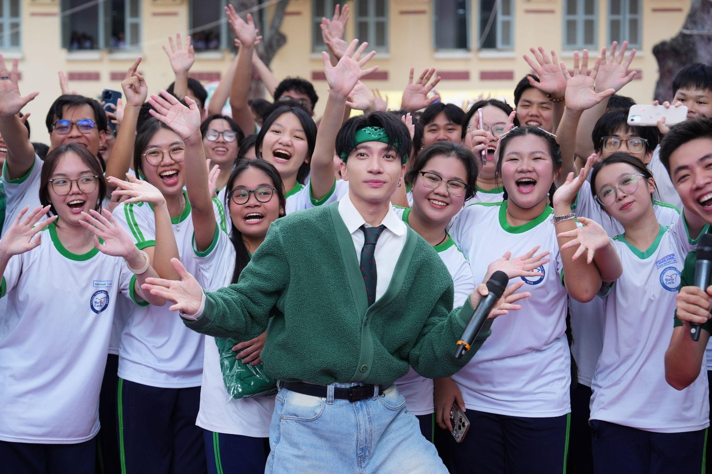 L'ambiance était « plus électrique que jamais » lorsque les artistes sont apparus dans l'enceinte de l'école. image002.jpg