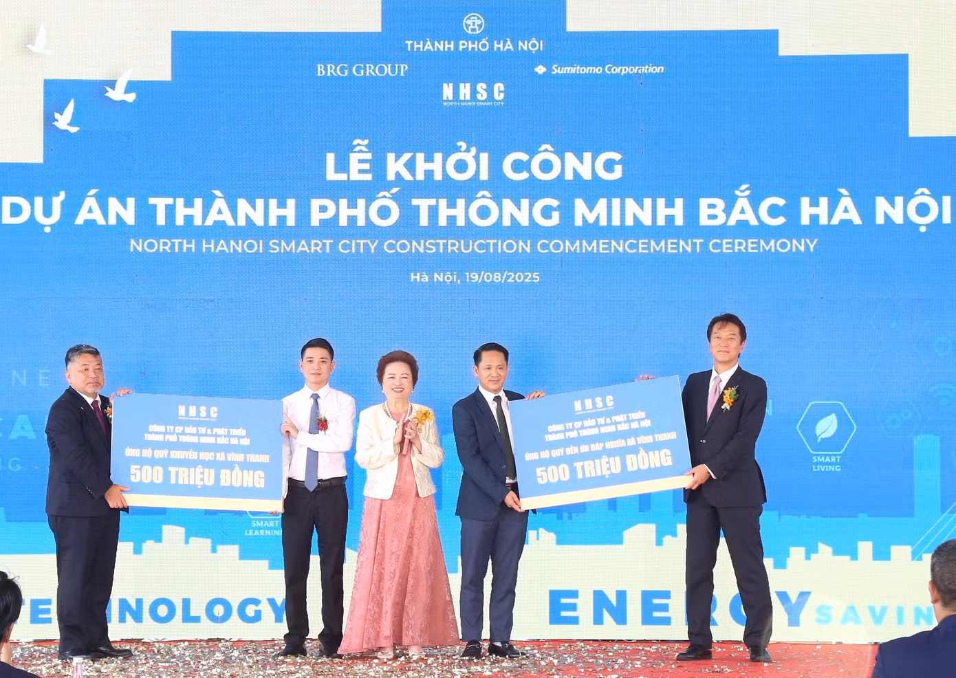 05-cong-ty-co-phan-dau-tu-phat-trien-thanh-pho-thong-minh-bac-ha-noi-trao-1-ty-dong-ung-ho-hoat-dong-an-sinh-xa-hoi-cua-xa-vinh-thanh.jpg