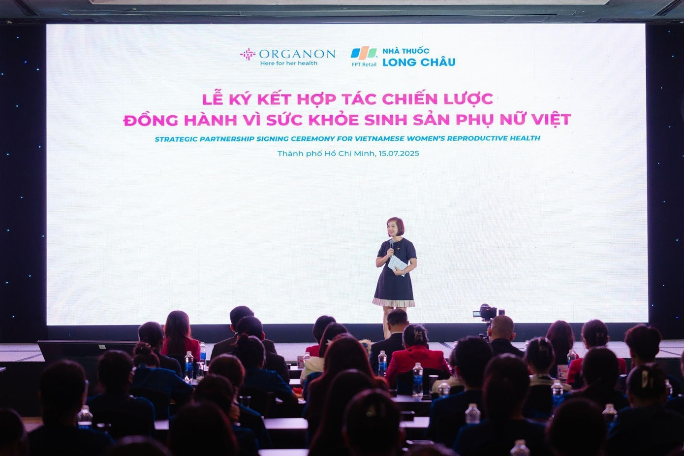 Đại diện hệ thống nhà thuốc và tiêm chủng Long Châu tại sự kiện. image009.jpg