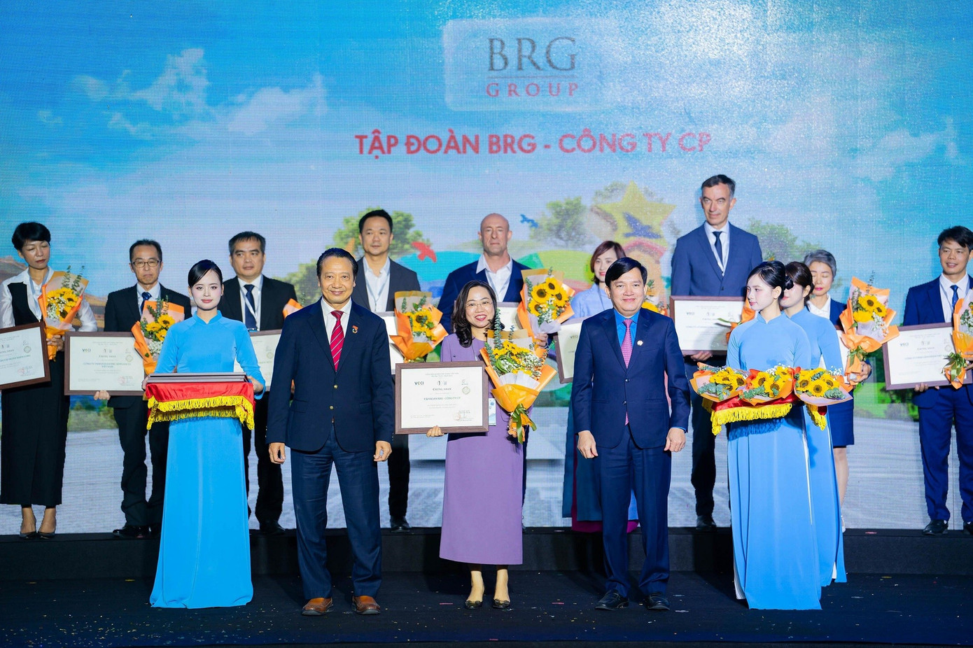 01-tap-doan-brg-lan-thu-5-lien-tiep-duoc-vinh-danh-doanh-nghiep-ben-vung-viet-nam.jpg
