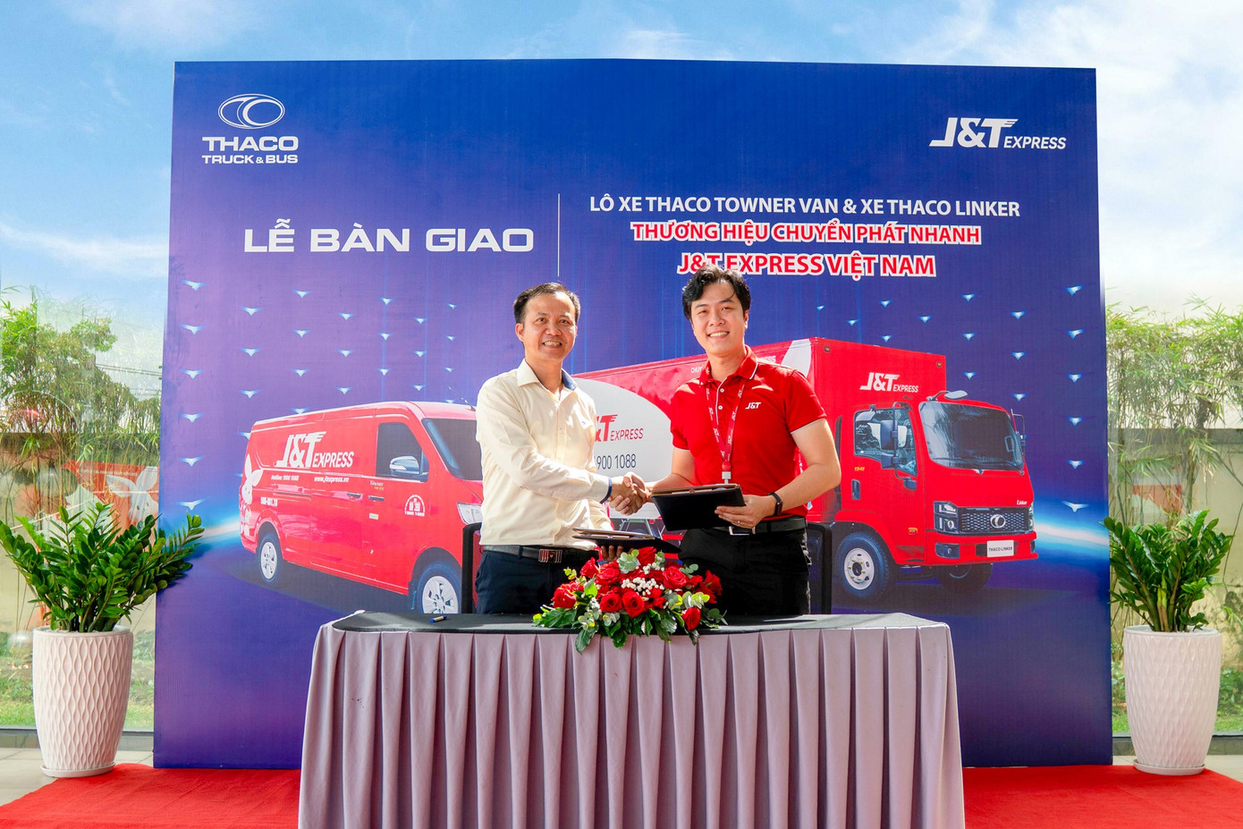 hinh-1-dai-dien-thaco-auto-ben-trai-va-dai-dien-jt-express-viet-nam-tai-le-ban-giao.jpg