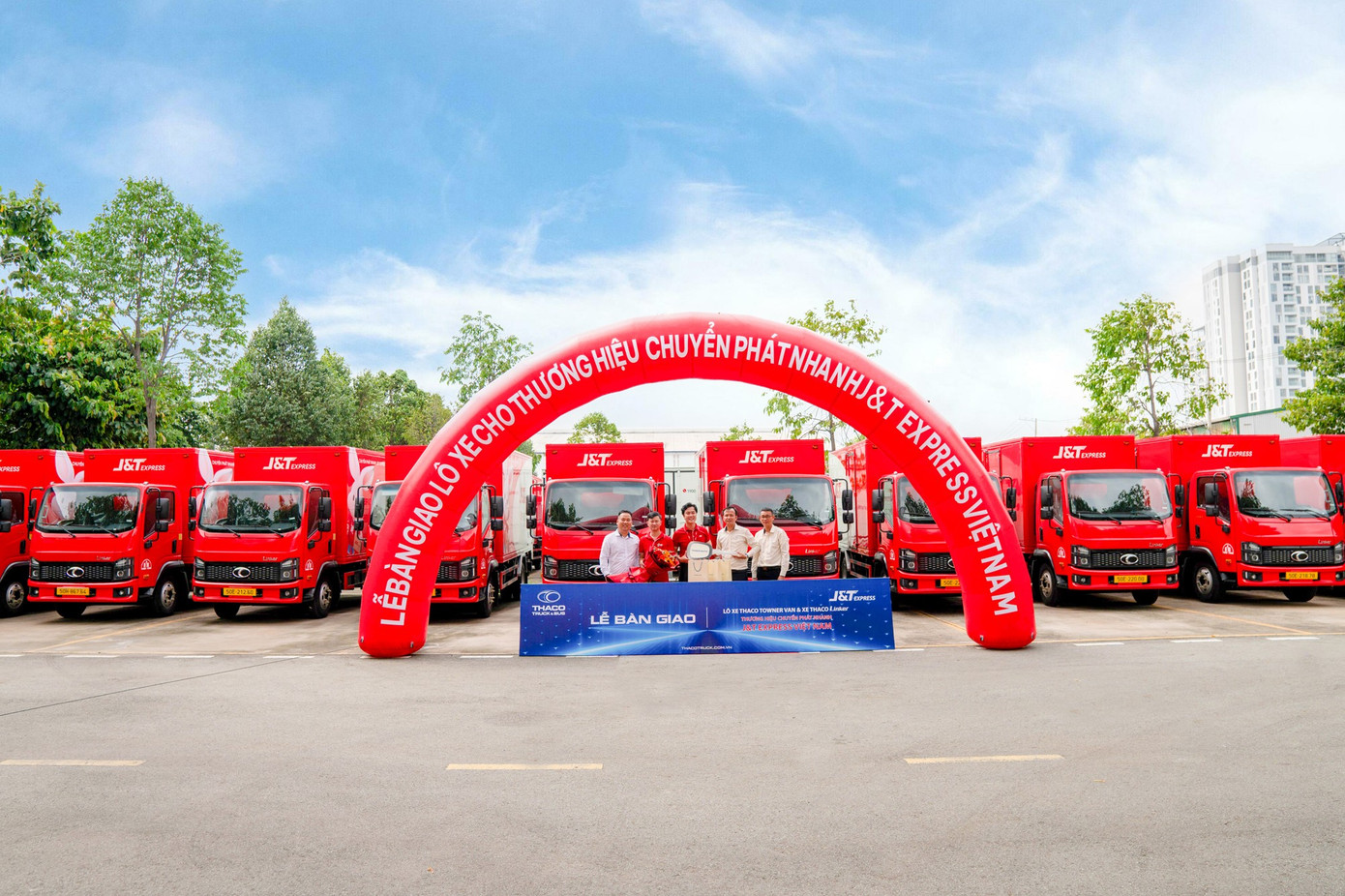 hinh-2-dai-dien-thaco-auto-trao-chia-khoa-bieu-trung-va-hoa-cho-dai-dien-jt-express.jpg