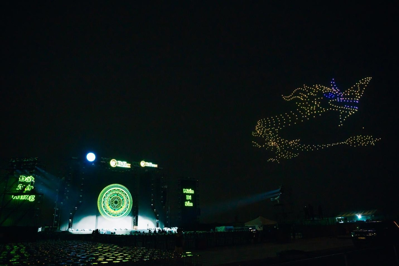 Màn trình diễn drone show ấn tượng tại buổi tổng duyệt. T&T City Millennia, thành phố Thiên niên kỷ phía Nam Sài Gòn mang trong mình khát vọng tiên phong khai mở như hành trình vĩ đại của nhà du hành Marco Polo trong lịch sử, nơi con người vượt qua ranh giới địa lý để kết nối các nền văn minh, thắp sáng tinh thần khám phá và giao thoa văn hóa. Lấy cảm hứng từ tinh thần đó, dự án cũng là một bản tuyên ngôn cho tầm nhìn dài hạn và triết lý phát triển bền vững của T&T Group tại vùng đất Tây Ninh. Màn trình diễn drone show ấn tượng tại buổi tổng duyệt. T&T City Millennia, thành phố Thiên niên kỷ phía Nam Sài Gòn mang trong mình khát vọng tiên phong khai mở như hành trình vĩ đại của nhà du hành Marco Polo trong lịch sử, nơi con người vượt qua ranh giới địa lý để kết nối các nền văn minh, thắp sáng tinh thần khám phá và giao thoa văn hóa. Lấy cảm hứng từ tinh thần đó, dự án cũng là một bản tuyên ngôn cho tầm nhìn dài hạn và triết lý phát triển bền vững của T&T Group tại vùng đất Tây Ninh.