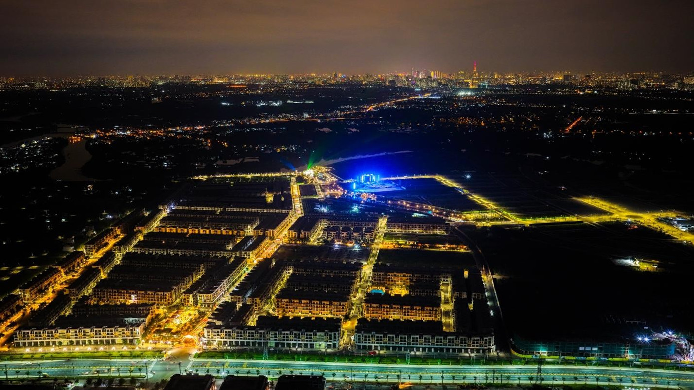Nhìn từ trên cao, đại đô thị T&T City Millennia rực rỡ ánh đèn. Thành phố trẻ với tầm nhìn thiên niên kỷ phía Nam Sài Gòn bừng lên sức sống mới, định vị như một tâm điểm lễ hội - văn hóa tương lai. Nhìn từ trên cao, đại đô thị T&T City Millennia rực rỡ ánh đèn. Thành phố trẻ với tầm nhìn thiên niên kỷ phía Nam Sài Gòn bừng lên sức sống mới, định vị như một tâm điểm lễ hội - văn hóa tương lai.