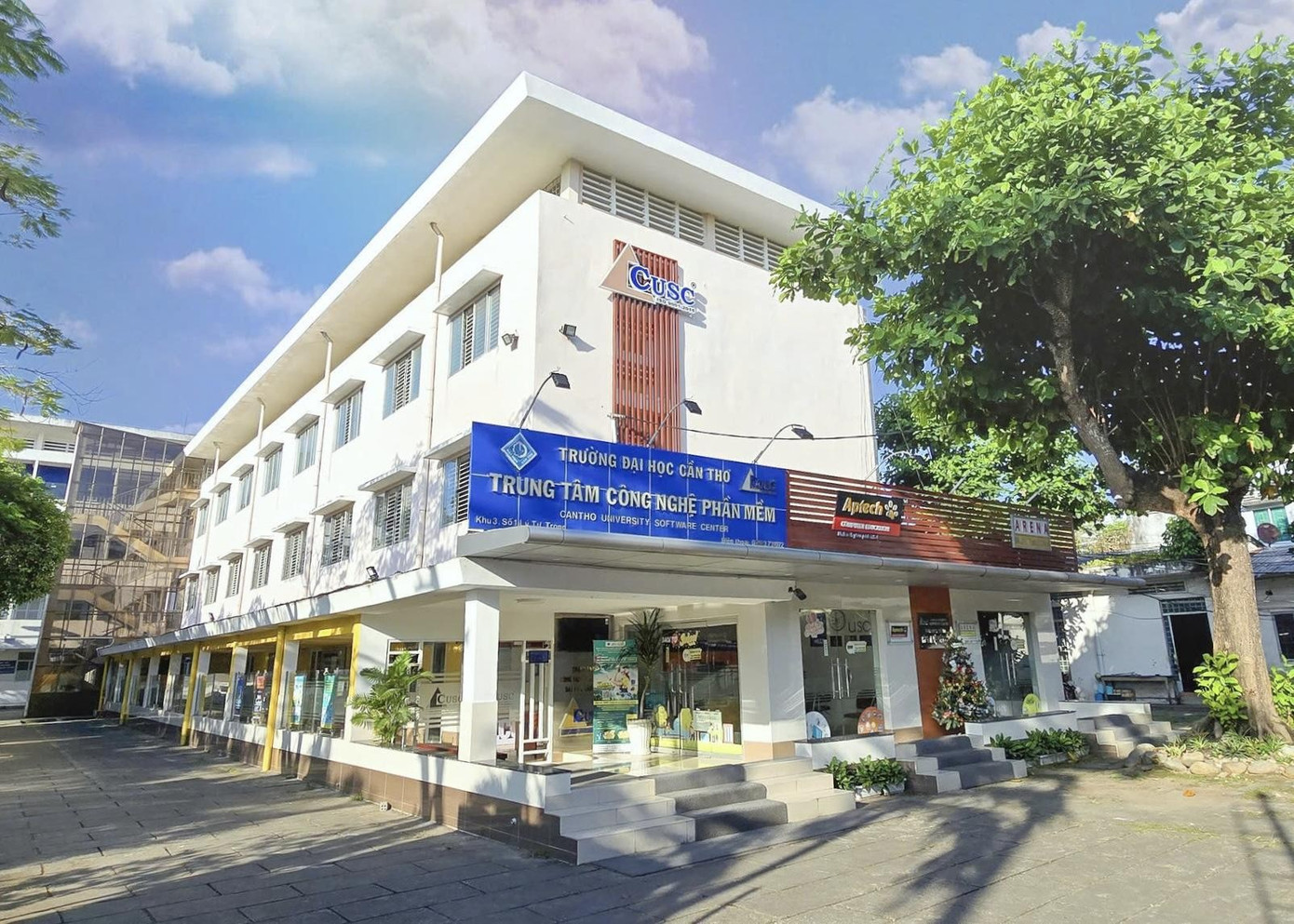 CUSC គឺជាអ្នកត្រួសត្រាយផ្លូវក្នុងការបណ្តុះបណ្តាលសិល្បៈពហុព័ត៌មាននៅតំបន់ដីសណ្តទន្លេមេគង្គ។ image001-9145.jpg