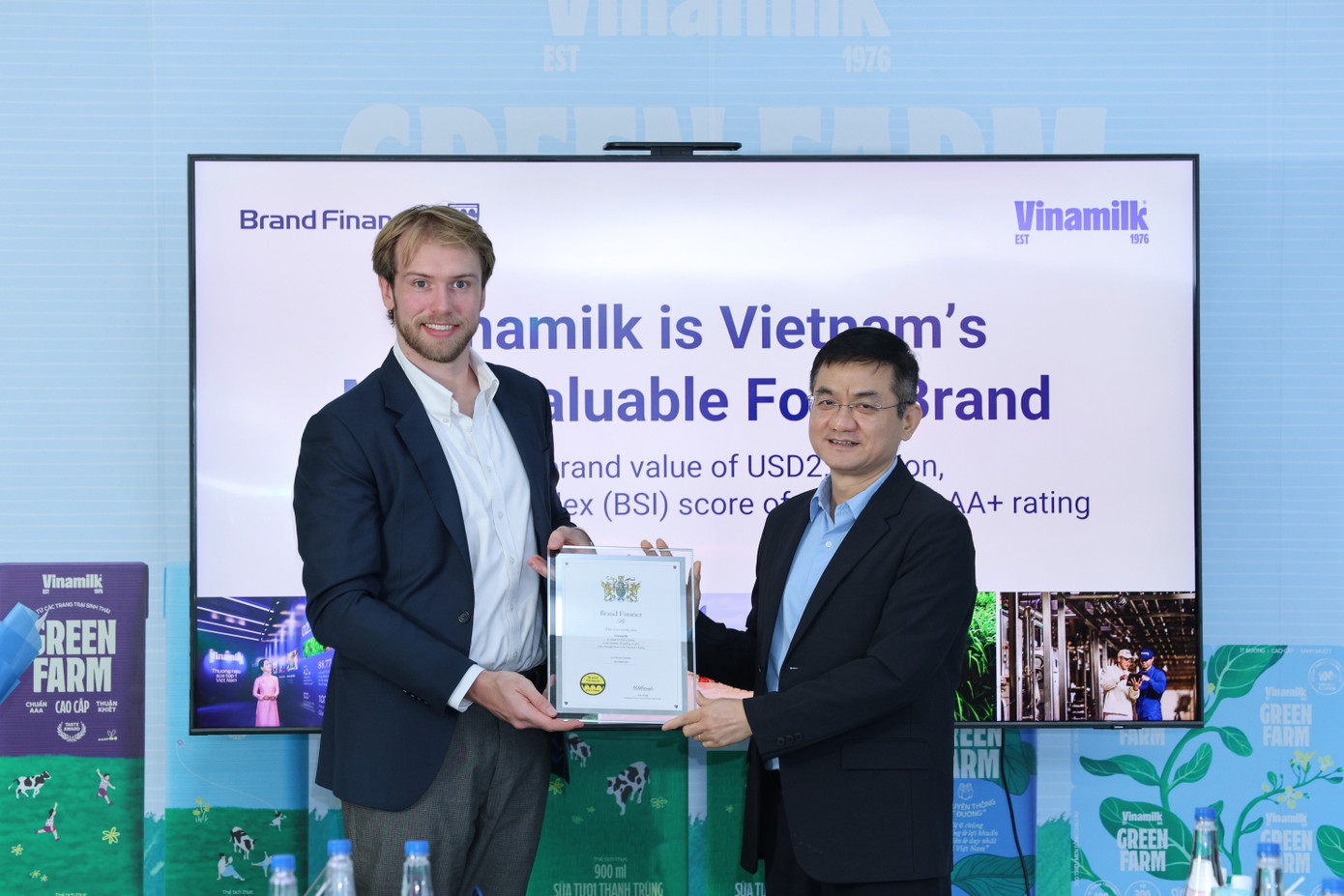 Ông Nguyễn Quang Trí – Giám đốc điều hành Marketing Vinamilk – nhận chứng nhận Top 100 thương hiệu giá trị nhất Việt Nam từ đại diện Brand Finance (Ảnh: Nguyễn Hoàng). hinh-2.jpg