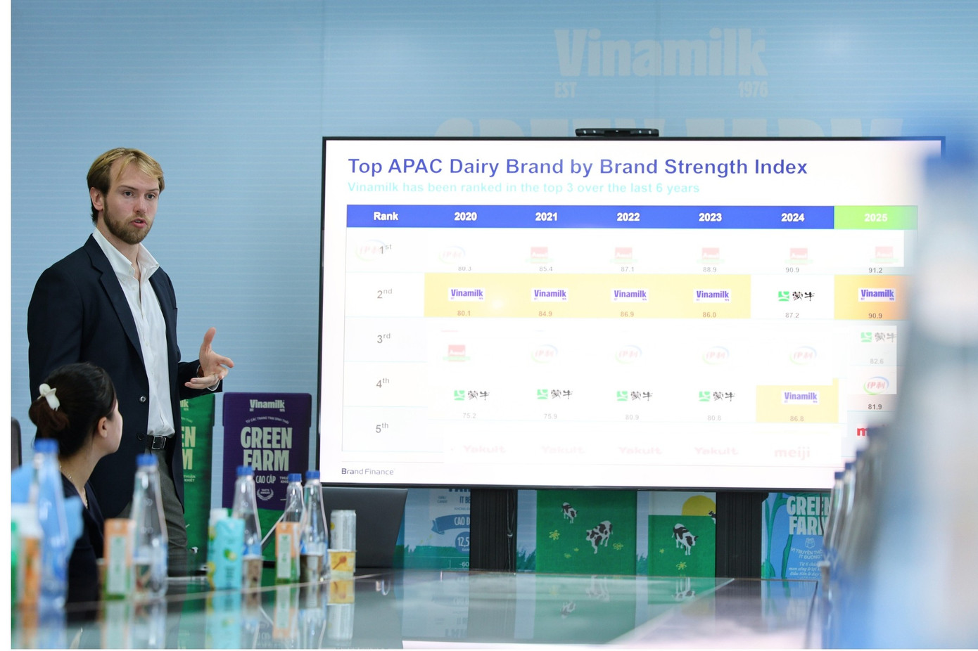 Ông Alex Haigh – Giám đốc điều hành Brand Finance khu vực châu Á – Thái Bình Dương chia sẻ về báo cáo giá trị thương hiệu năm 2025 (Ảnh: Nguyễn Hoàng). hinh-1.jpg