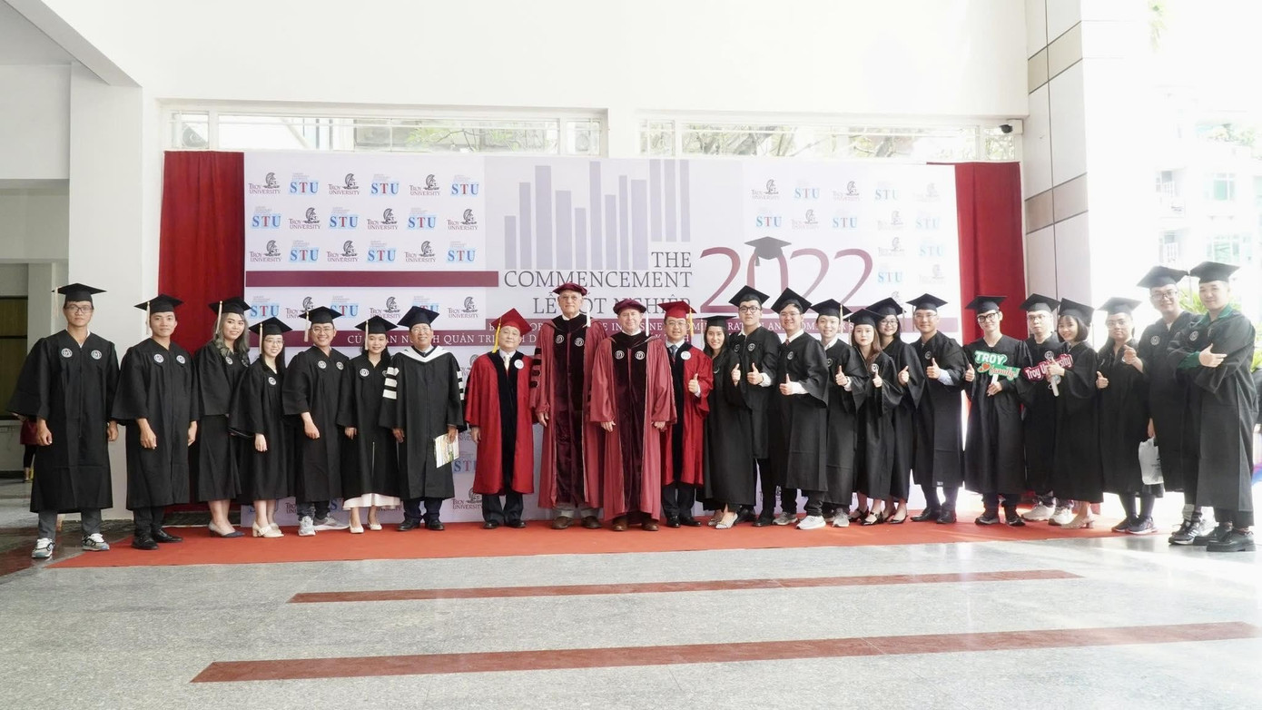 خريجو مركز التدريب الدولي - ITPC التابع لجامعة سانت توماس للتكنولوجيا - صورة: STU image005-8599.jpg