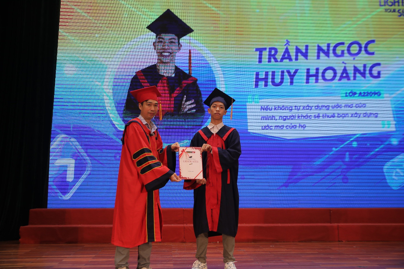 Tran Ngoc Huy Hoang și-a primit diploma la ceremonia de deschidere și absolvire a concertului Ace 2025 image007.jpg