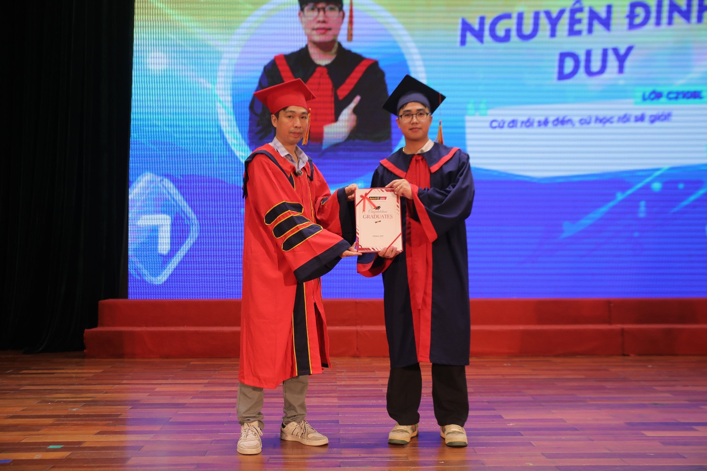 Nguyen Dinh Duy este foarte emoționat și mândru de rezultatele sale academice. image003-984.jpg