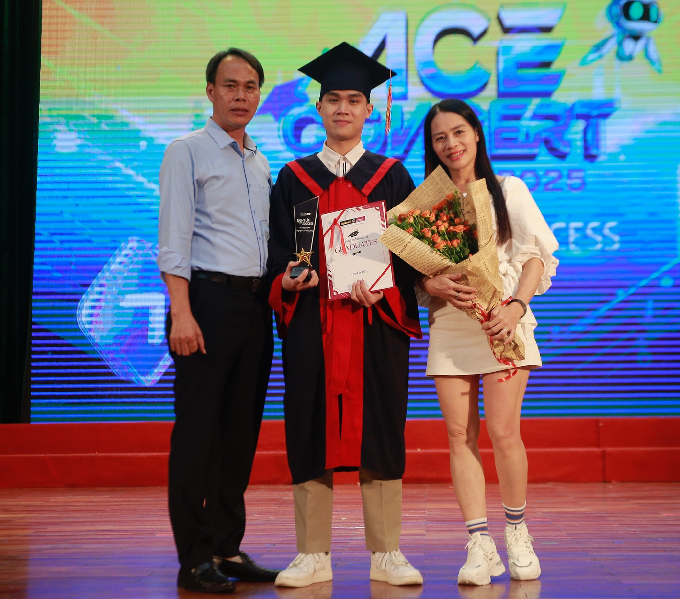 Truong Huy și părinții săi la ceremonia de deschidere și absolvire a concertului Ace 2025 image005-1698.jpg