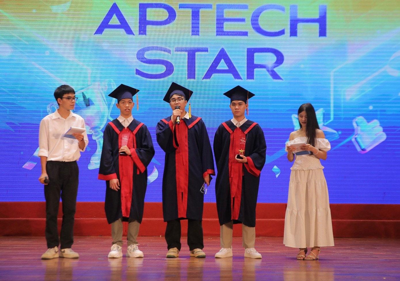 3 studenți Tran Ngoc Huy Hoang, Nguyen Dinh Duy și Nguyen Truong Huy (de la stânga la dreapta) își împărtășesc sentimentele cu studenții Aptech la 285 Doi Can și 19 Le Thanh Nghi image001-501.jpg