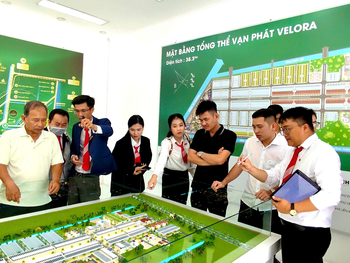 khach-hang-tham-quan-du-an-van-phat-velora.jpg