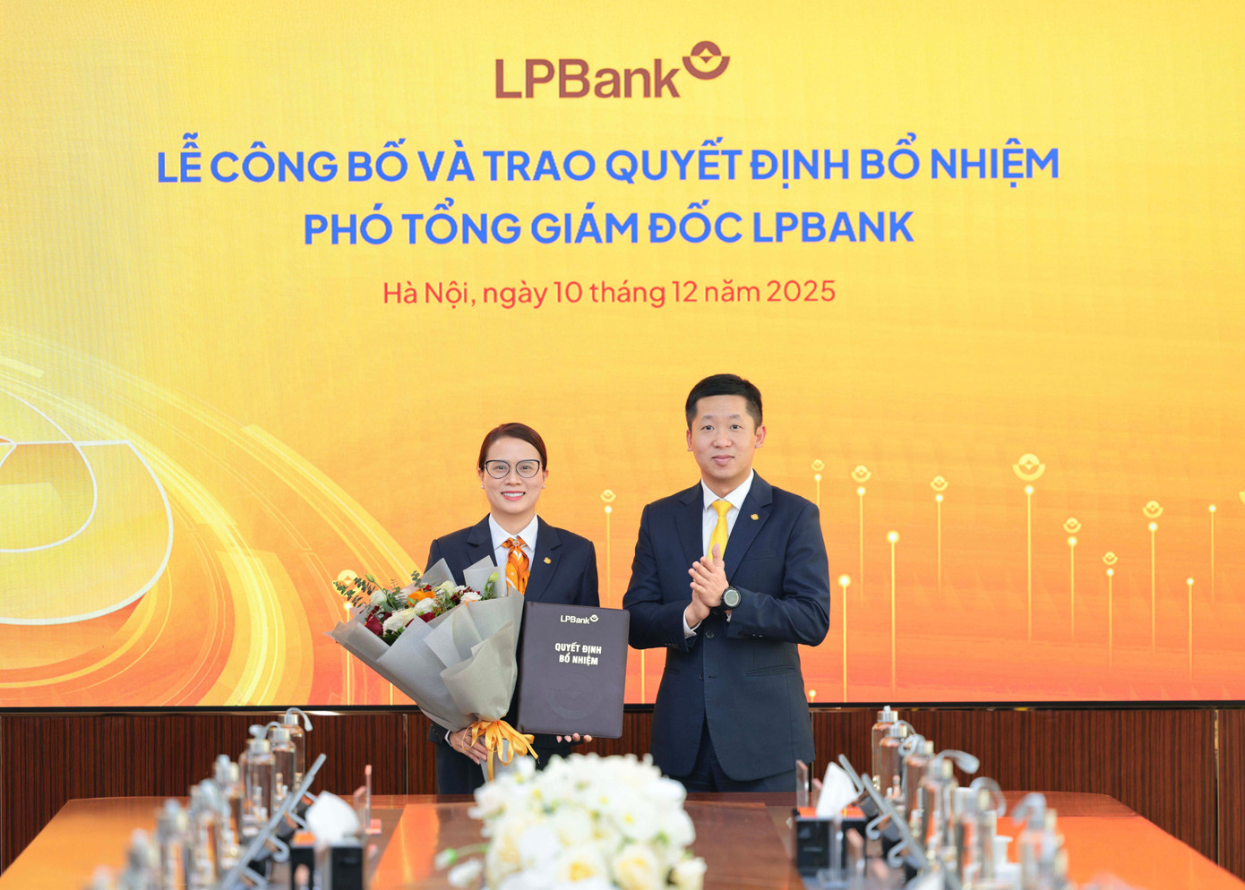 anh-2-tgd-lpbank-chuc-mung-tan-ptgd.jpg