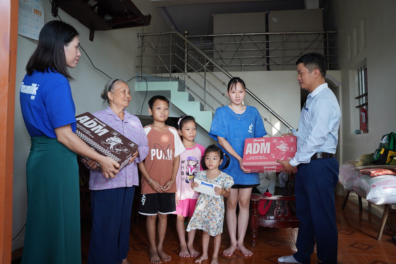 Đoàn Vinamilk trao tặng sản phẩm dinh dưỡng, thăm hỏi động viên người dân ở xã Hoằng Hóa, tỉnh Thanh Hóa. Ảnh: Tịnh Không anh-10a.jpg