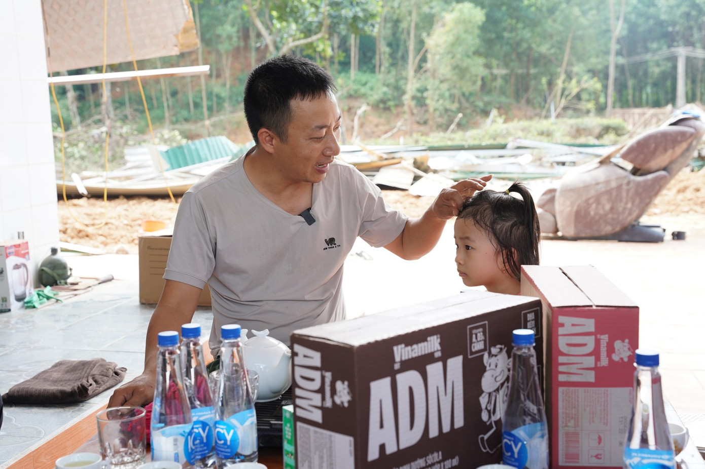 Anh Đoàn Khanh và con gái nhỏ trước ngôi nhà đã bị lũ cuốn trôi toàn bộ. Ảnh: Tịnh Không anh-12a.jpg