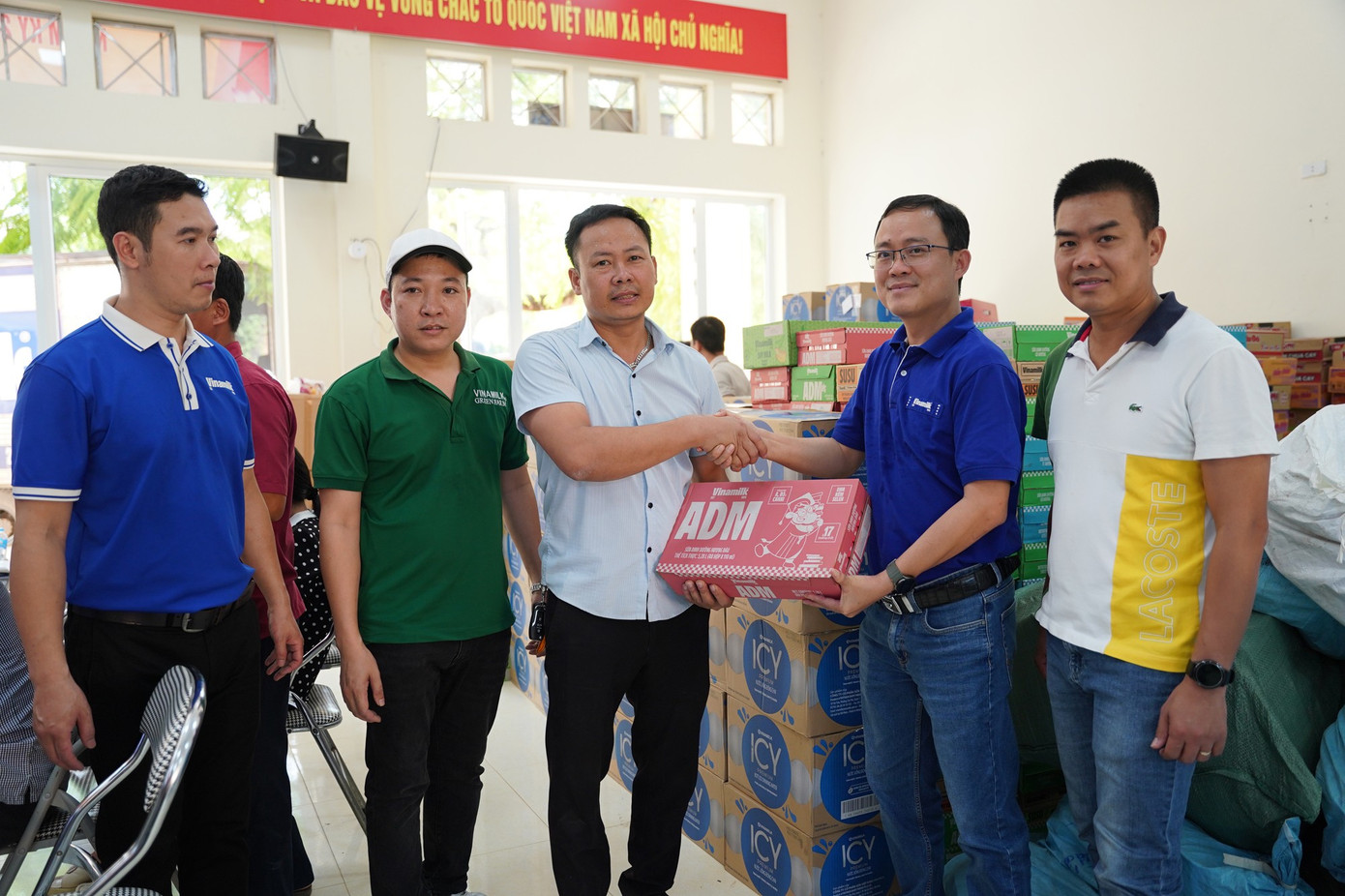 Đại diện Vinamilk - Ông Tạ Xuân Tuấn, Giám đốc kinh doanh Miền Bắc trao tặng sản phẩm dinh dưỡng cho xã Văn Hán, tỉnh Thái Nguyên. Ảnh: Tịnh Không anh-11.jpg