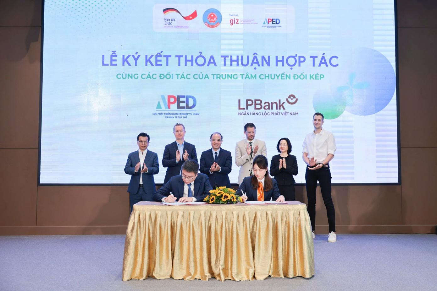 anh-1-lpbank-ky-ket-voi-aped.jpg