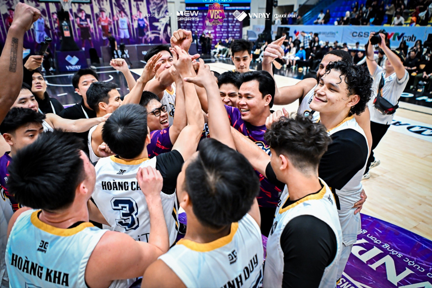 Το X-BDC πανηγύρισε το πρωτάθλημα αμέσως μετά το τελευταίο σφύριγμα. image001-7662.jpg