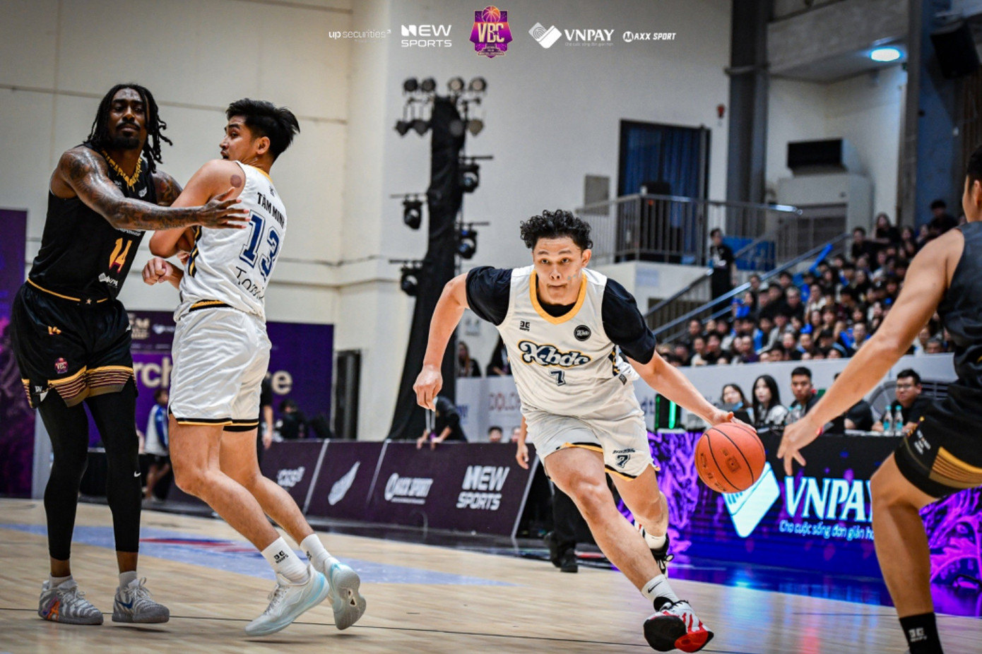 Η δύναμη του Ντομινίκ Θαμ στο καλάθι είναι ασταμάτητη. image005-1826.jpg