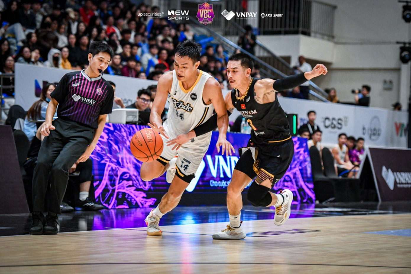 Ο Βο Χούι Χόαν σε αντιπαράθεση με τον Βιετναμέζο-Αμερικανό Μάικλ Σόι από το Μπα Ντινχ. image007-4938.jpg