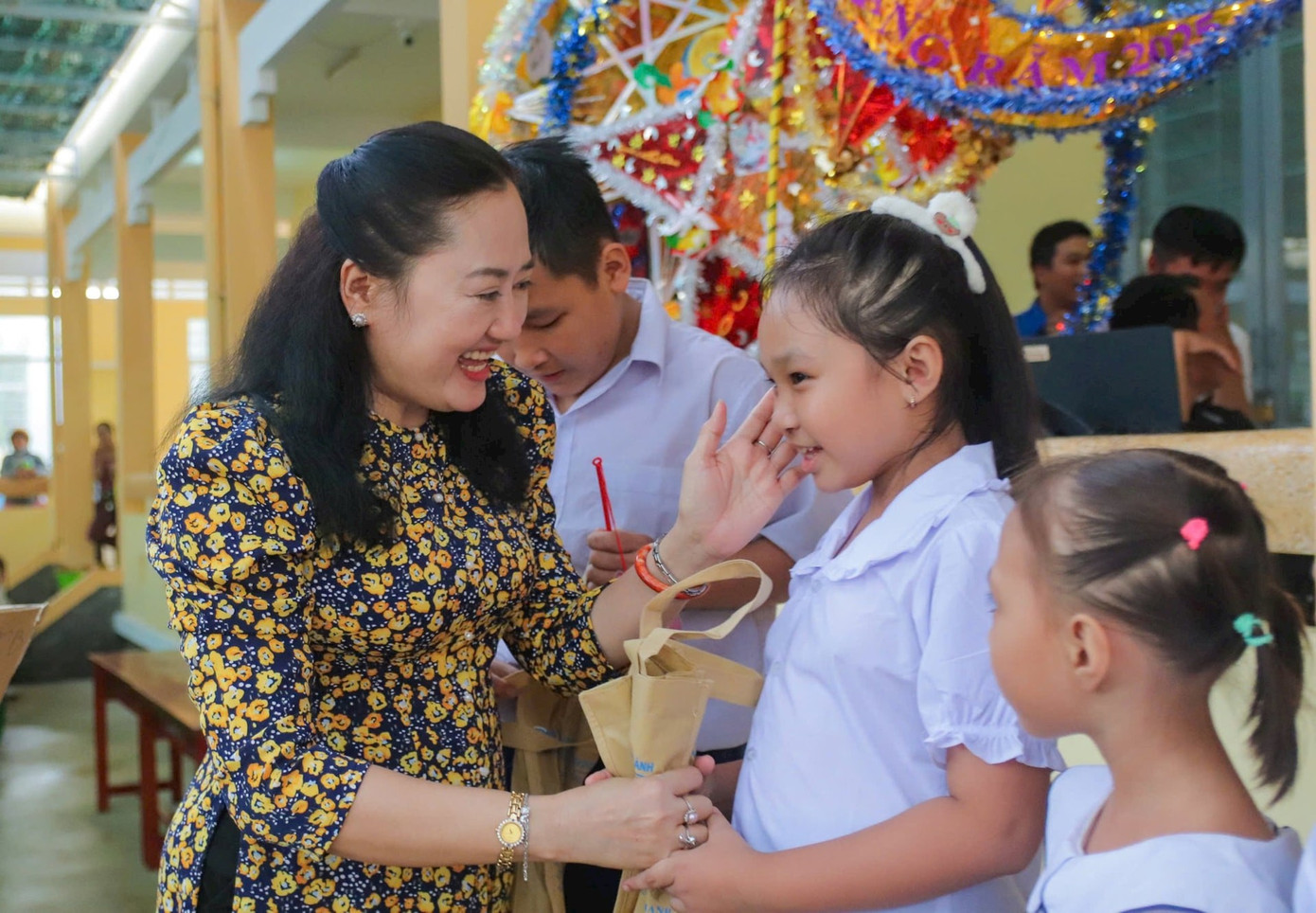 Fru Pham Thi Thanh Thao - medlem av provinsiella partikommittén, partikommittésekreterare, ordförande för folkrådet i Phuoc My Trung kommun, gav gåvor till studenter image005-4340.jpg