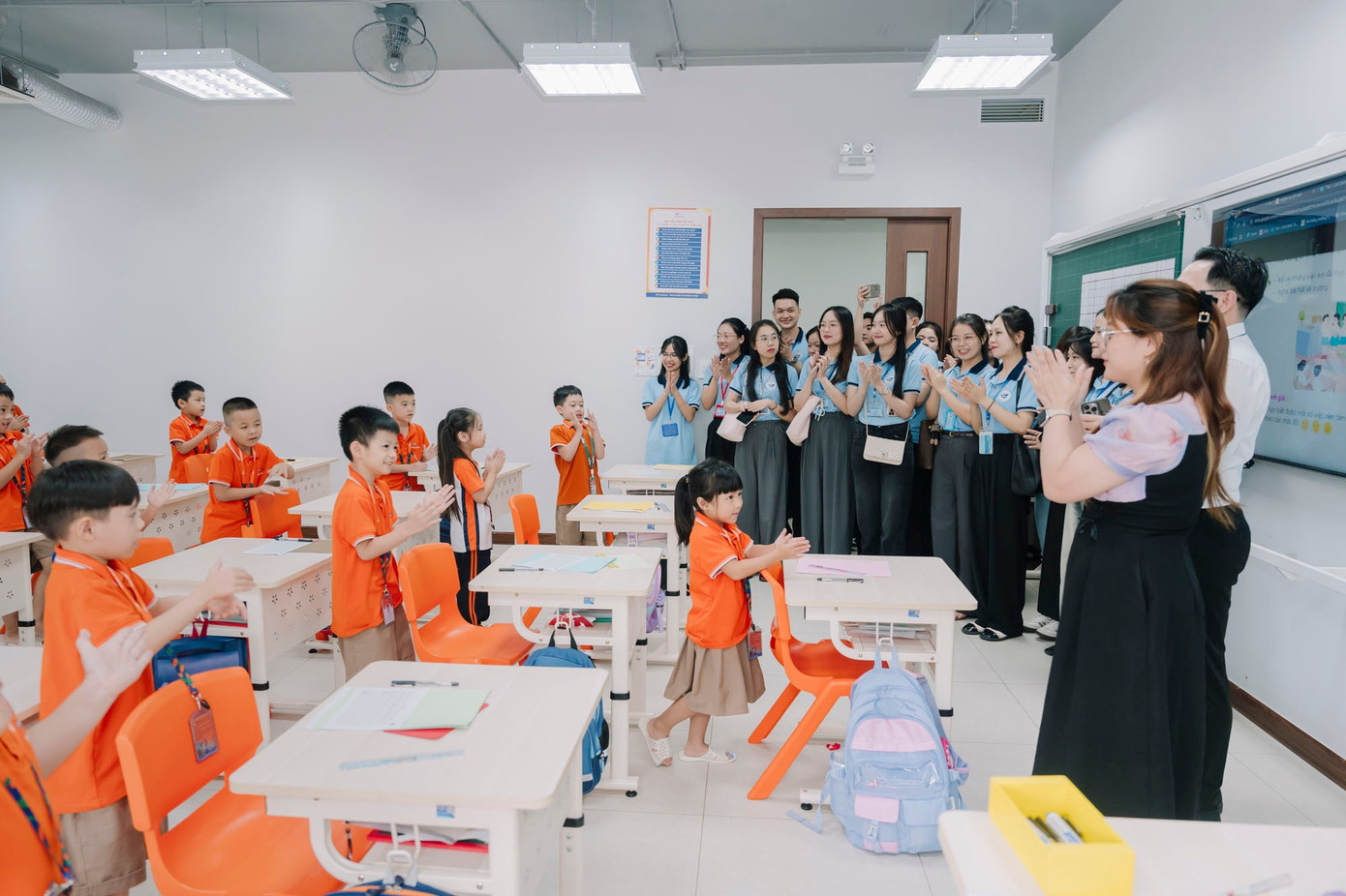 សិស្សទទួលបានបទពិសោធន៍ផ្ទាល់នៅក្នុងថ្នាក់រៀនប្រកបដោយភាពច្នៃប្រឌិត xmn07084.jpg