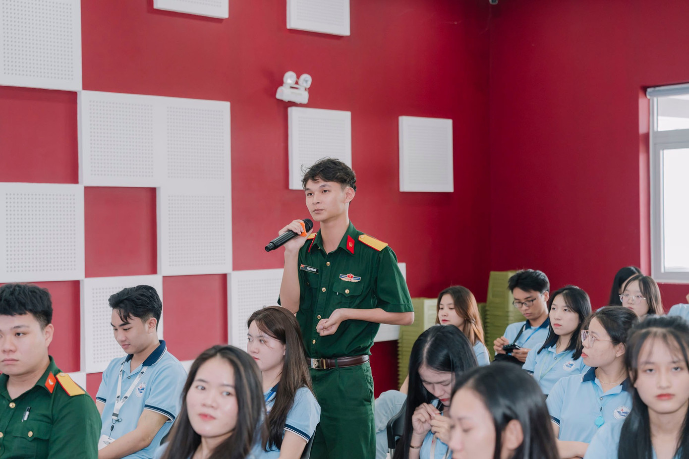 និស្សិតនៃសាលាអប់រំនៃសាកលវិទ្យាល័យ Vinh បានសួរសំណួរស្វែងរកឱកាសការងារនៅ FPT Education ។ xmn07375.jpg