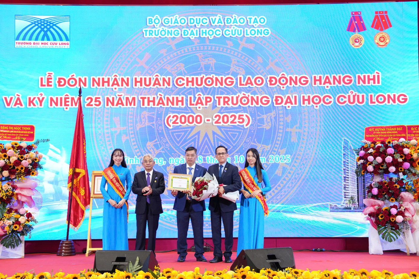 Đại biểu trung ương chúc mừng Trường ĐH Cửu Long đón nhận Huân chương Lao động hạng Nhì. dhcl-2.jpg