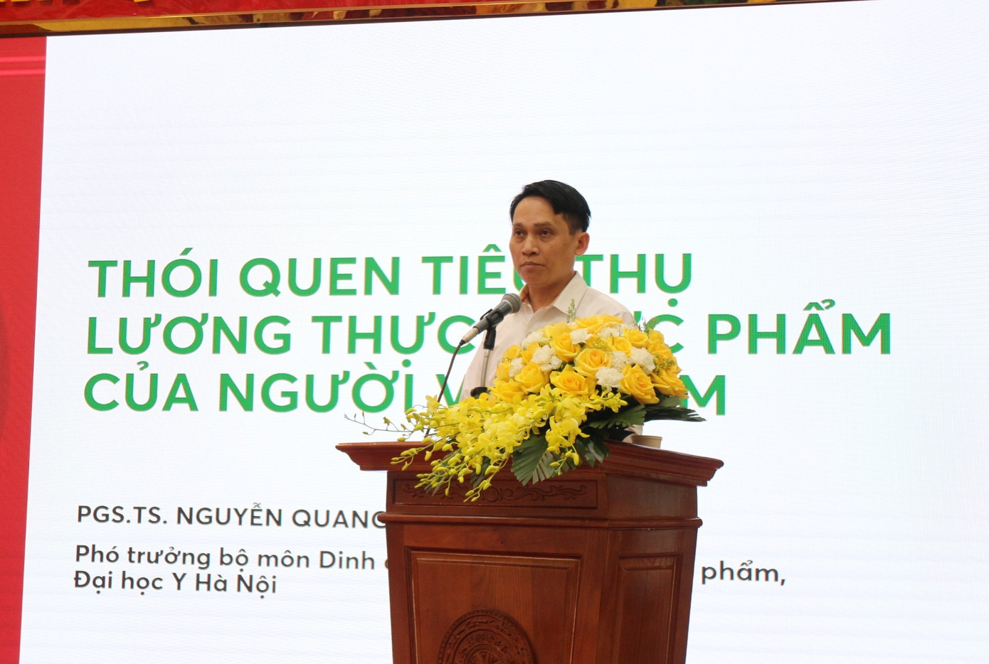 pgsts-nguyen-quang-dung-truong-bo-mon-dinh-duong-va-an-toan-thuc-pham-dai-hoc-y-ha-noi-phat-bieu-ve-thoi-quen-tieu-thu-luong-thuc-thuc-pham-cua-nguoi-viet-tai-mot-hoi-thao-nam-2024.jpg