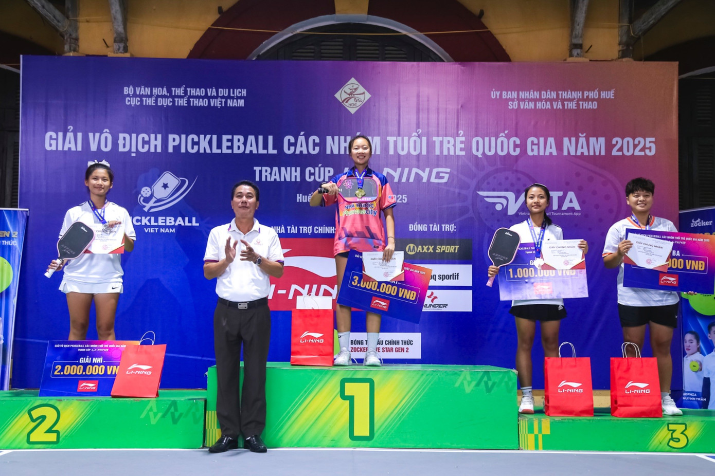 Sophia Phương Anh trên bục nhận giải với tấm huy chương vàng Đơn nữ U19. image007-8781.jpg
