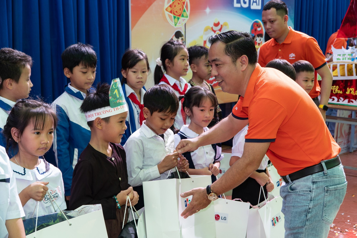 โครงการขยายโอกาสการเรียนรู้อย่างเท่าเทียมให้ครอบคลุมทุกพื้นที่ทั่วประเทศ (ภาพ: FPT) anh-05.jpg