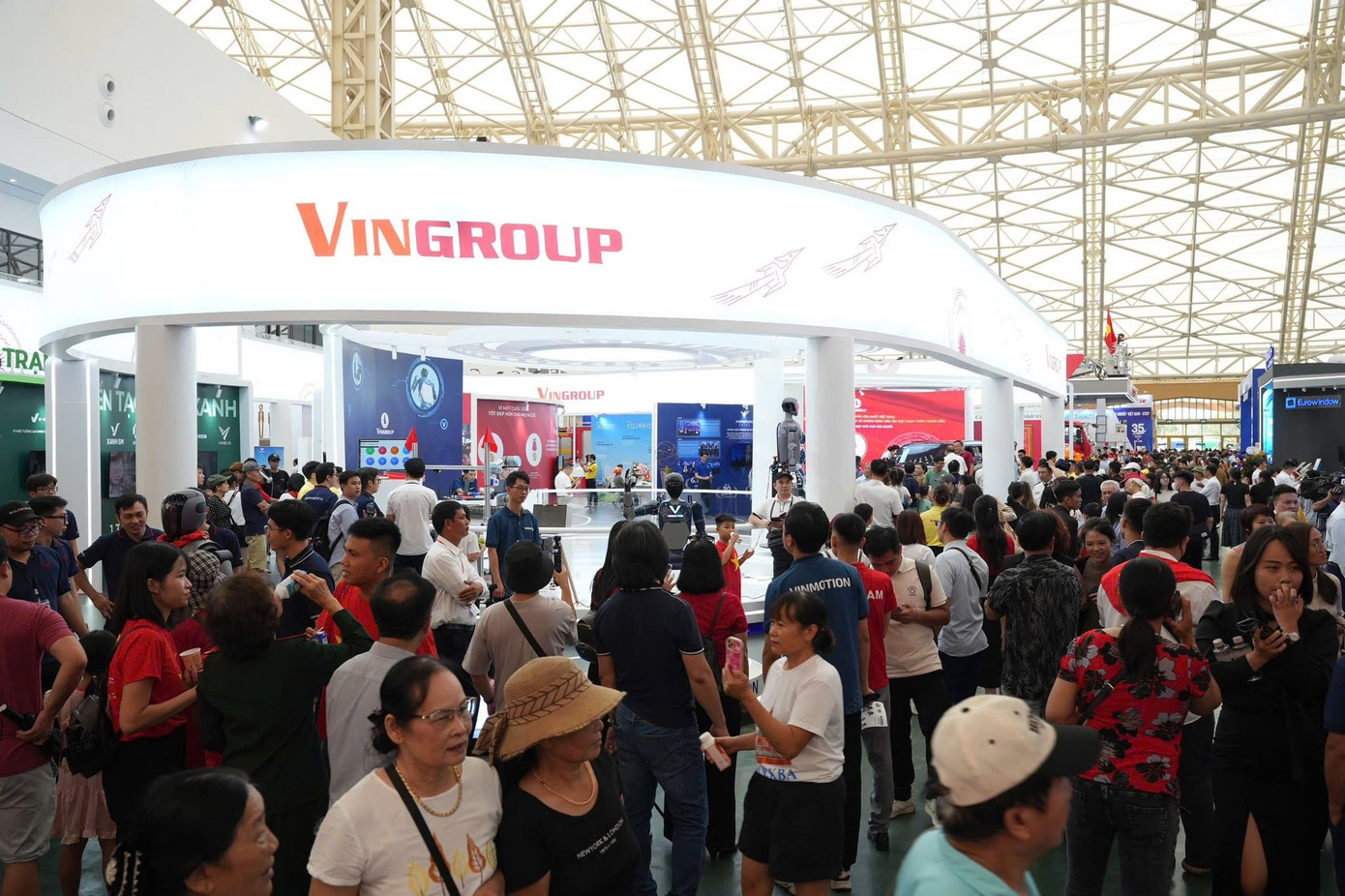 VEC đón hơn 230.000 khách ngay trong ngày khai mạc Triển lãm Thành tựu đất nước a1.jpg